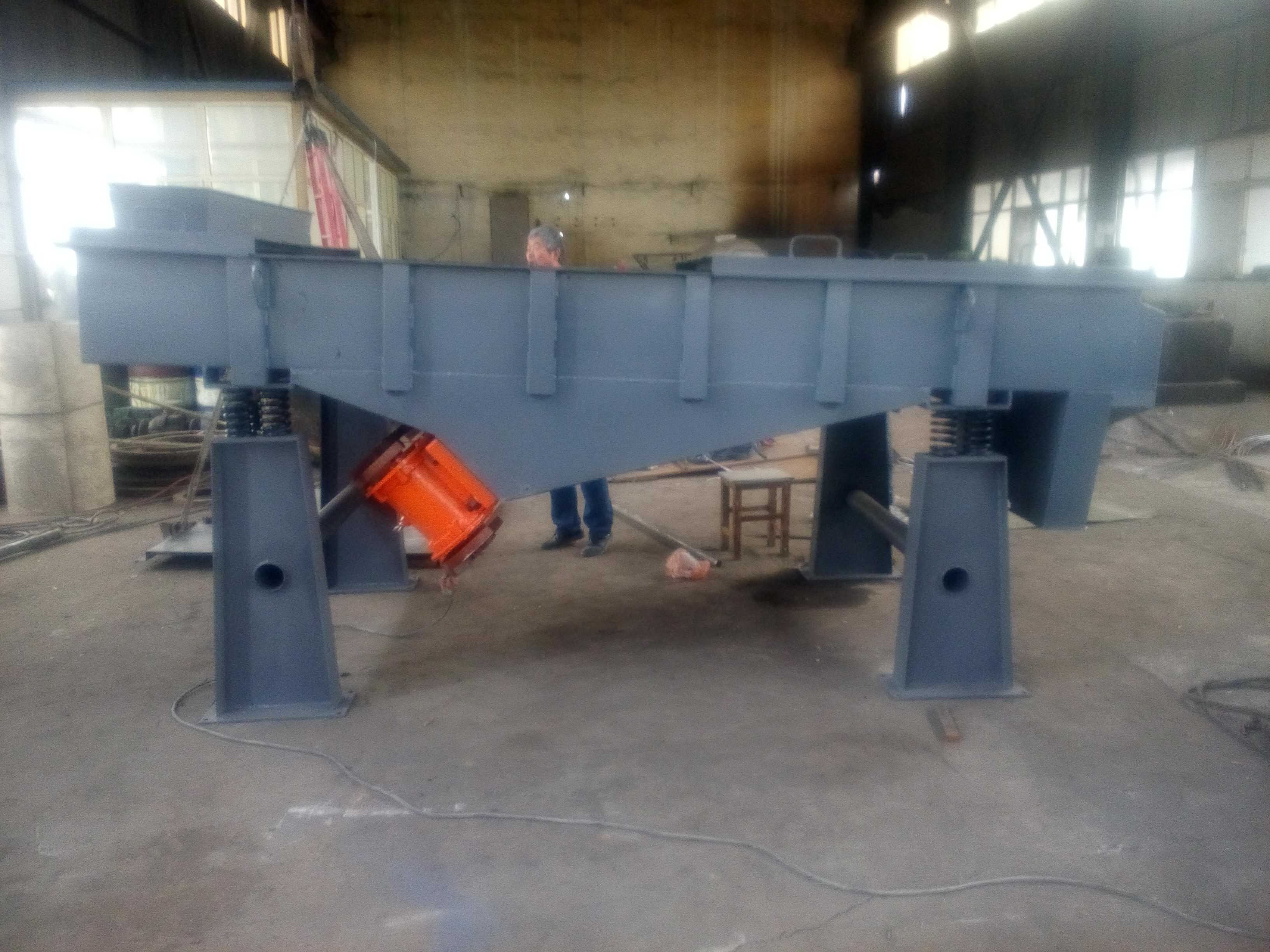 拉網式直線振動篩詳細技術參數及圖紙 拉網式直線振動篩詳細技術參數及圖紙